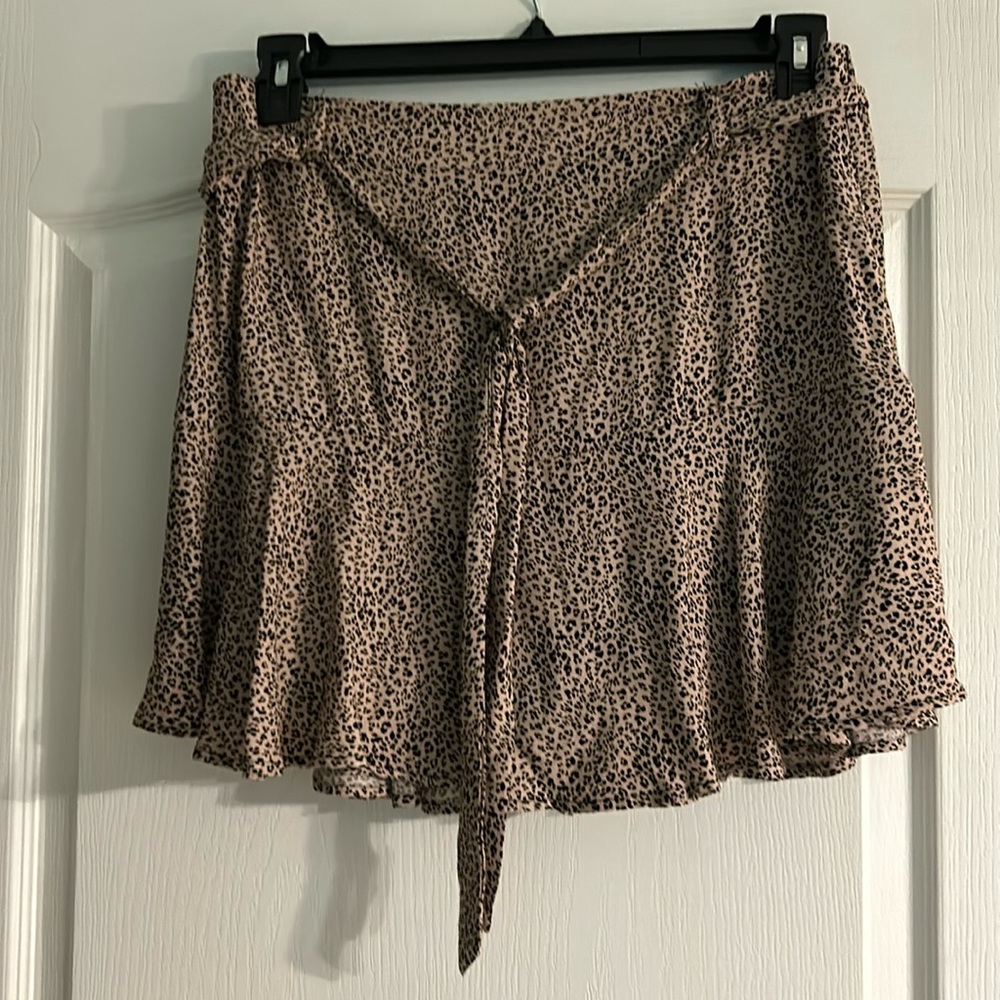 Women’s tan and black leopard print skort
